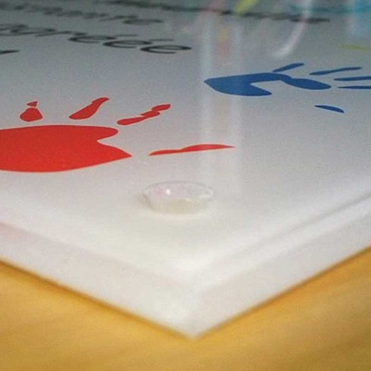 Pancarte Nounou avec illustration Bébé sur support plexi ou aluminium