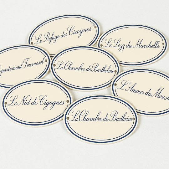 Pancarte pour habitation en émail - Matière métal forme originale Pancarte pour habitation en émail - Matière métal forme originale