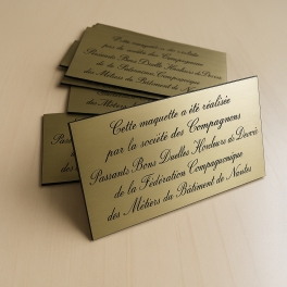 Gravure laser sur étiquette plastique couleur argent ou or brossé