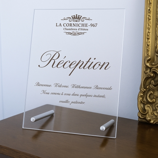Menu imprimé sur plexi transparent pour hôtel et restaurant - avec logo Menu imprimé sur plexi transparent pour hôtel et restaurant - avec logo