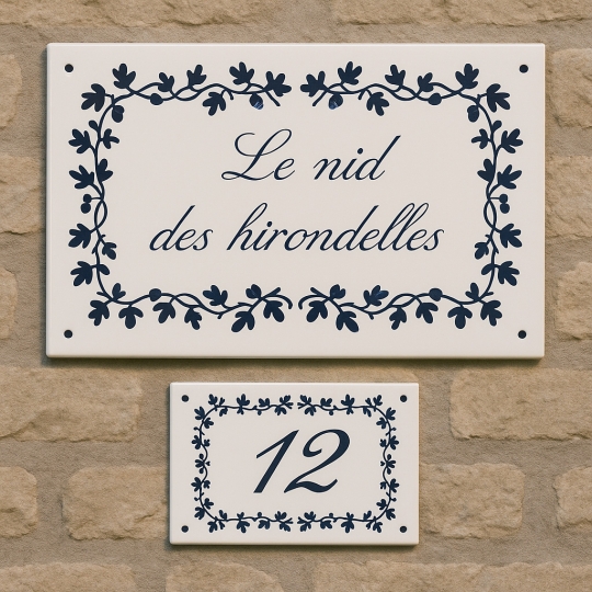 Lot de 1 plaque + 1 numéro de maison emaillé Fleuri - 12 couleurs au choix Lot de 1 plaque + 1 numéro de maison emaillé Fleuri - 12 couleurs au choix