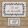 Lot de 1 plaque + 1 numéro de maison emaillé Fleuri - 12 couleurs au choix Lot de 1 plaque + 1 numéro de maison emaillé Fleuri - 12 couleurs au choix